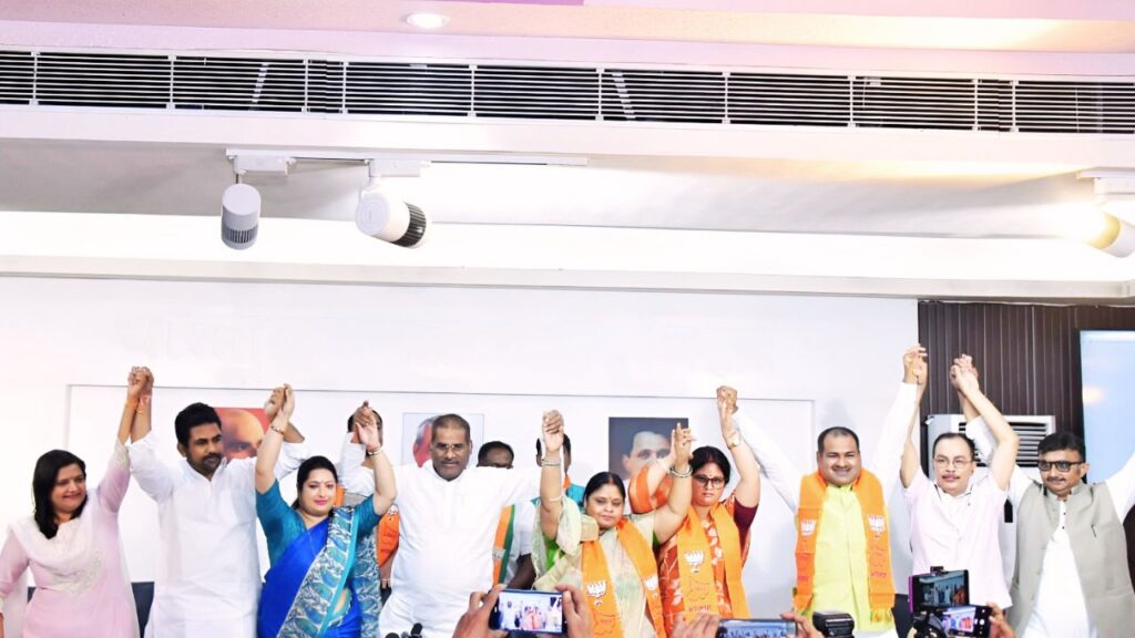 पटना भाजपा कार्यालय में आयोजित मिलन समारोह में जन सुराज के नेताओं को भाजपा की सदस्यता दिलाते मंत्री प्रमोद चंद्रवंशी
