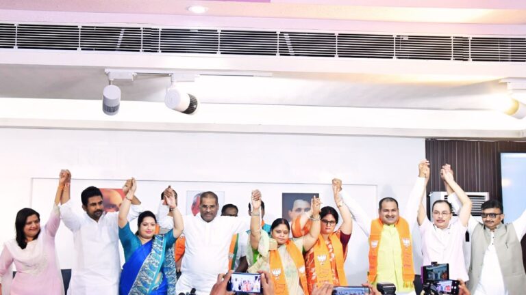 भाजपा मिलन समारोह: जन सुराज के कई नेता भाजपा में शामिल पटना भाजपा कार्यालय में आयोजित मिलन समारोह में जन सुराज के नेताओं को भाजपा की सदस्यता दिलाते मंत्री प्रमोद चंद्रवंशी
