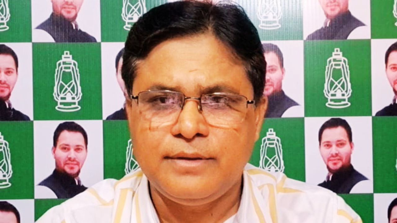 बिहार में मॉडल स्कूलों के उद्घाटन को लेकर शिक्षा व्यवस्था पर सवाल उठाते हुए बयान देते राजद प्रदेश प्रवक्ता अरुण कुमार यादव.
