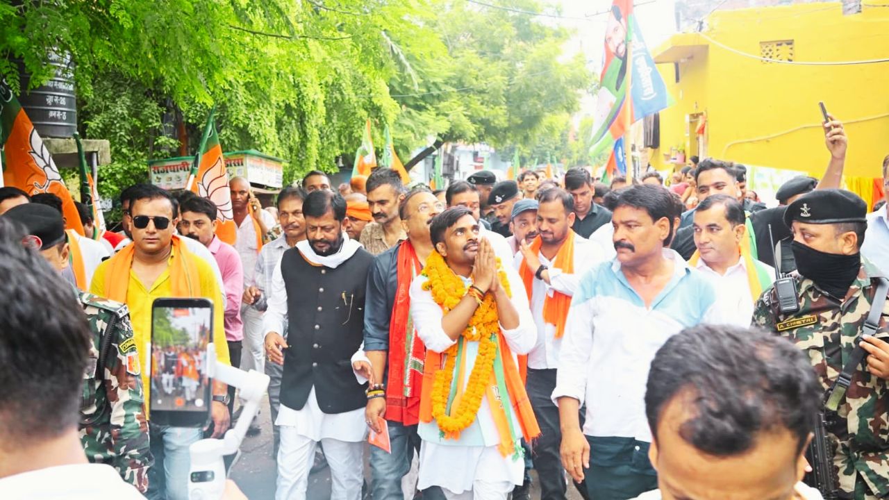 बांकीपुर उपचुनाव के दौरान भाजपा-एनडीए प्रत्याशी नीरज कुमार सिन्हा नागरिकों से जनसंपर्क करते हुए