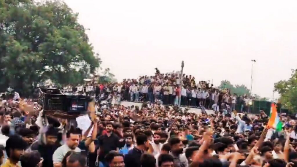 जंतर-मंतर पर प्रदर्शन कर रहे युवा और संसद मार्च के दौरान सुरक्षा व्यवस्था में तैनात पुलिस बल का दृश्य