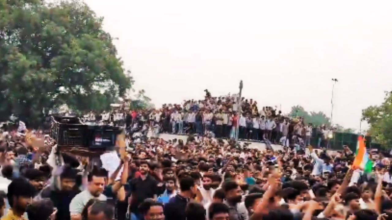 जंतर-मंतर पर प्रदर्शन कर रहे युवा और संसद मार्च के दौरान सुरक्षा व्यवस्था में तैनात पुलिस बल का दृश्य