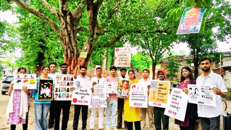 पटना विश्वविद्यालय में आइसा का छात्र-युवा आक्रोश दिवस, जंतर-मंतर आंदोलन को समर्थन पटना विश्वविद्यालय में आयोजित आइसा के छात्र-युवा आक्रोश दिवस कार्यक्रम में शामिल छात्र