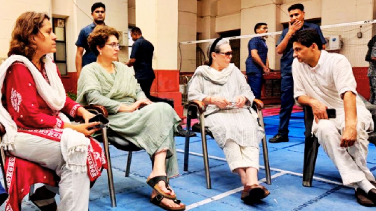 दिल्ली के मंदिर मार्ग थाने पहुंचीं सोनिया गांधी, कांग्रेस नेताओं से मुलाकात के दौरान का दृश्य