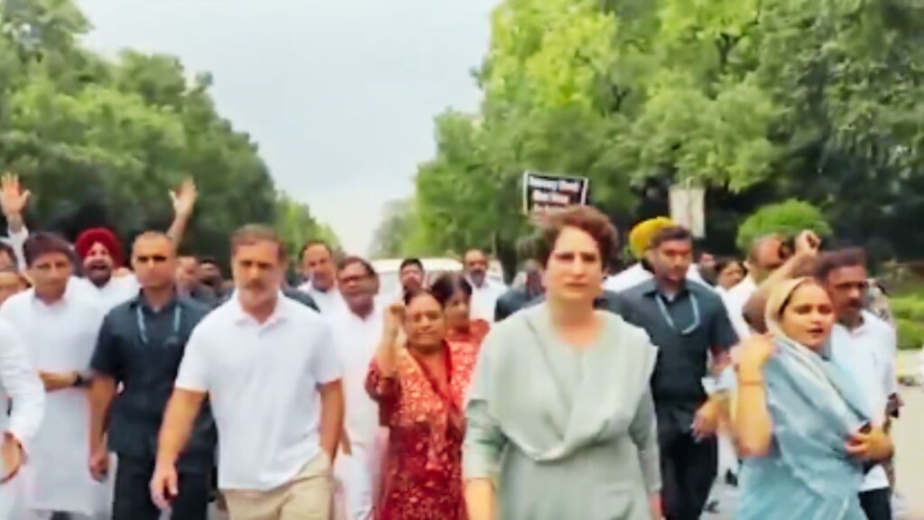 दिल्ली में धर्मेंद्र प्रधान के इस्तीफे की मांग को लेकर प्रधानमंत्री आवास की ओर मार्च करते विपक्षी सांसद