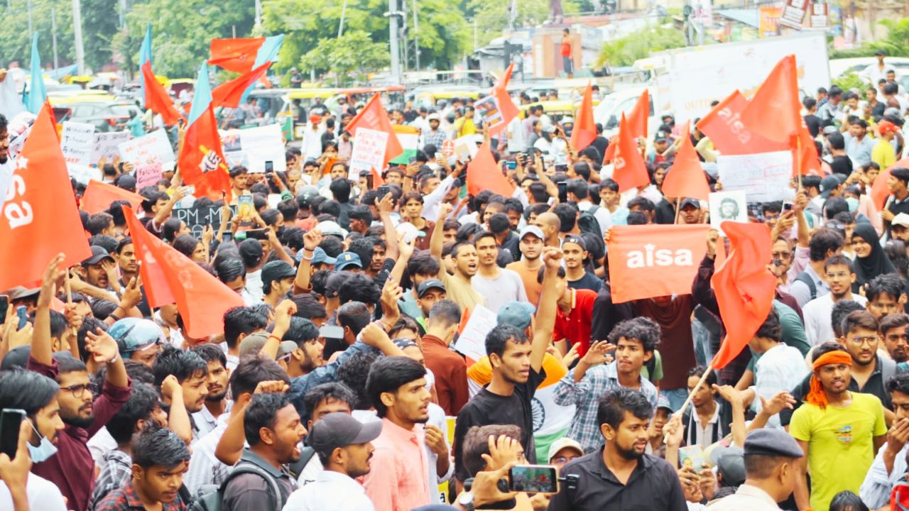 पटना में आइसा के राजभवन मार्च के दौरान प्रदर्शन करते छात्र और मौके पर मौजूद पुलिस बल