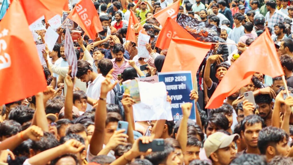 पटना में आइसा का राजभवन मार्च, लाठीचार्ज का भाकपा (माले) ने किया विरोध