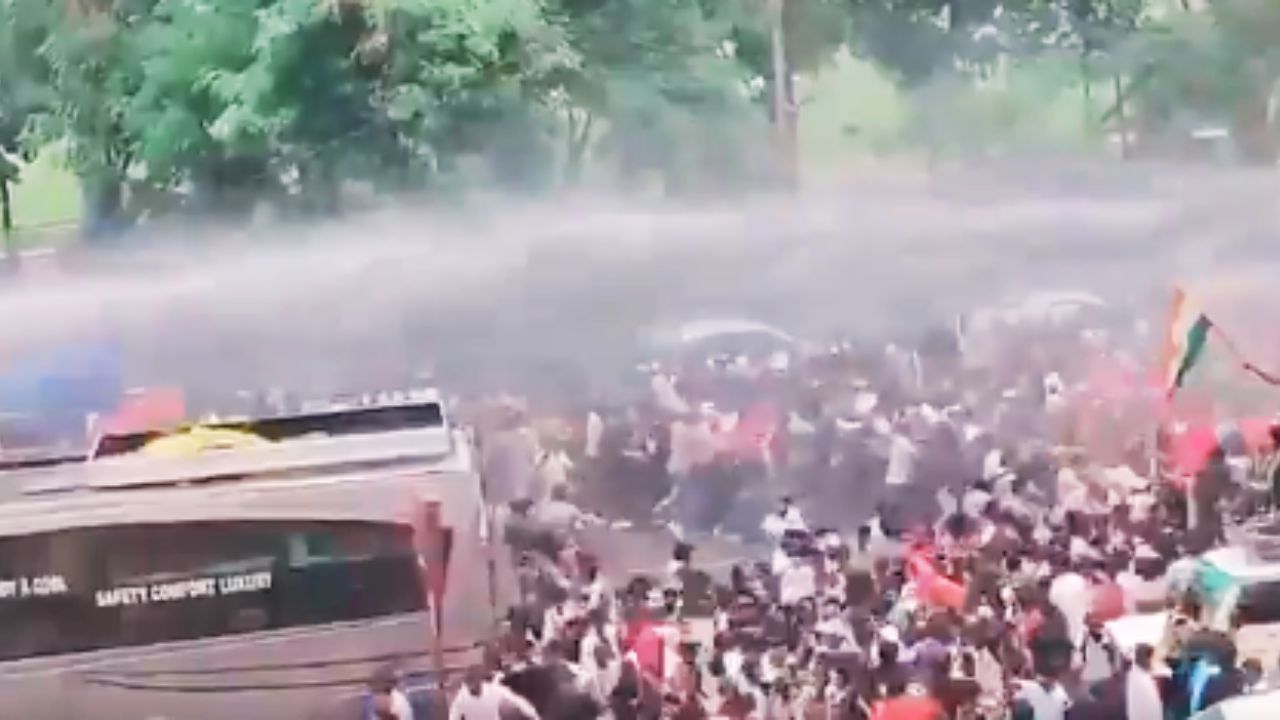 लोकतंत्र में छात्र आंदोलन और पुलिस कार्रवाई के बीच लोकतांत्रिक जवाबदेही का प्रतीकात्मक दृश्य