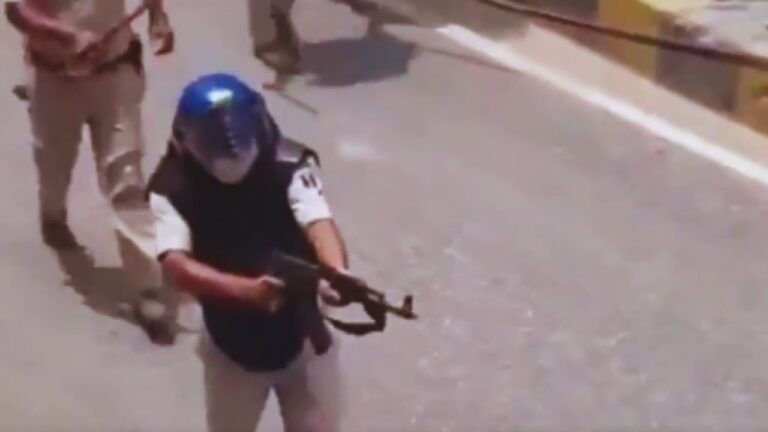 बिहार छात्र प्रदर्शन के दौरान पुलिस कार्रवाई को लेकर AK-47 विवाद पर प्रतिक्रिया देते हुए तेजस्वी यादव का सांकेतिक चित्र.