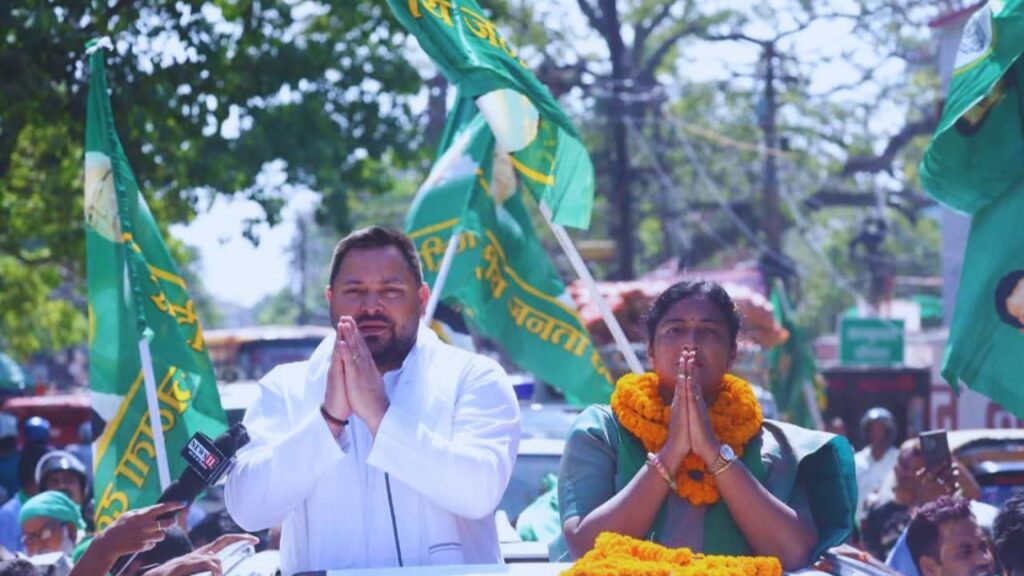 बांकीपुर विधानसभा उपचुनाव में राजद प्रत्याशी रेखा गुप्ता के समर्थन में रोड शो करते तेजस्वी यादव