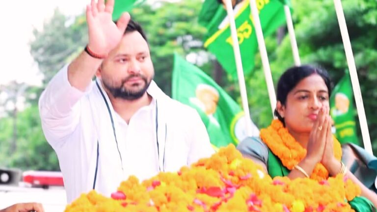 बांकीपुर उपचुनाव में राजद प्रत्याशी रेखा गुप्ता के समर्थन में रोड शो करते तेजस्वी यादव