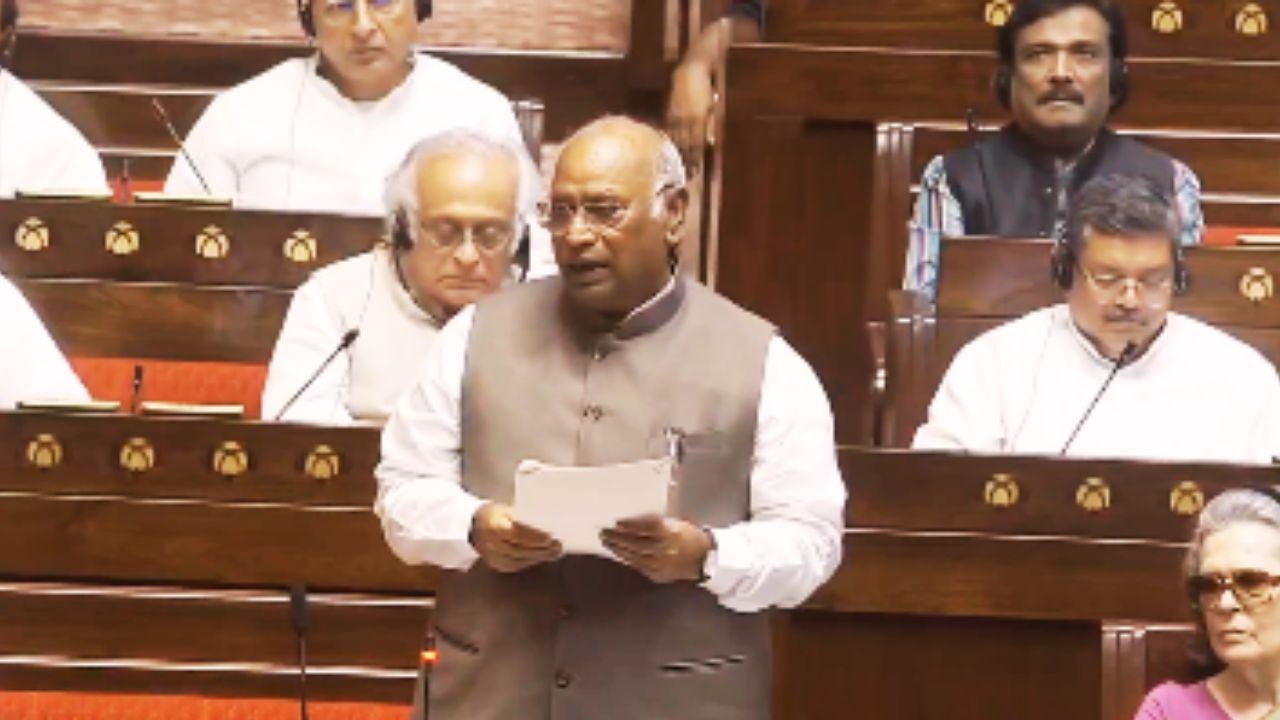 कांग्रेस अध्यक्ष मल्लिकार्जुन खड़गे पेपर लीक और छात्रों के न्याय पर X पोस्ट के माध्यम से केंद्र सरकार पर सवाल उठाते हुए