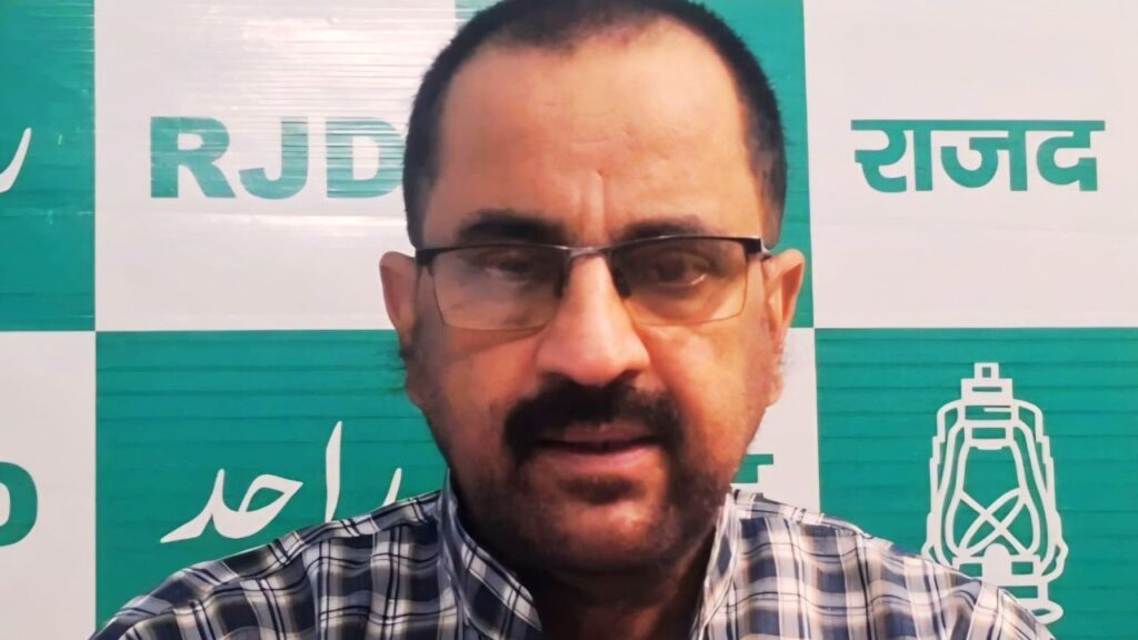 होम तीसरा पक्ष राजद प्रवक्ता एजाज अहमद भाजपा और प्रशांत किशोर के कथित राजनीतिक संबंधों पर प्रेस विज्ञप्ति जारी करते हुए.