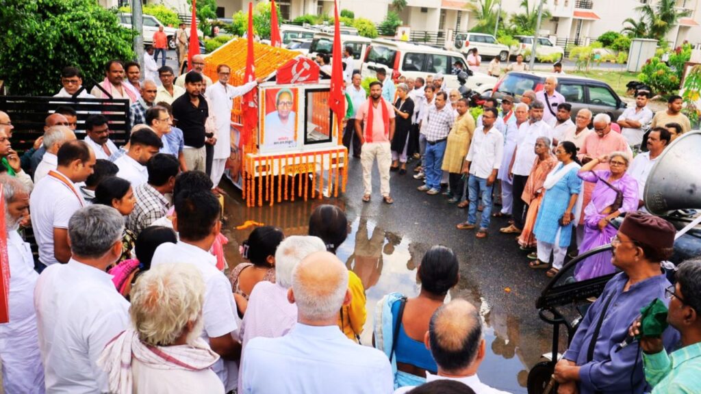 होम तीसरा पक्ष कॉमरेड आर. एन. ठाकुर को पटना में नेताओं और कार्यकर्ताओं द्वारा श्रद्धांजलि अर्पित करते हुए.