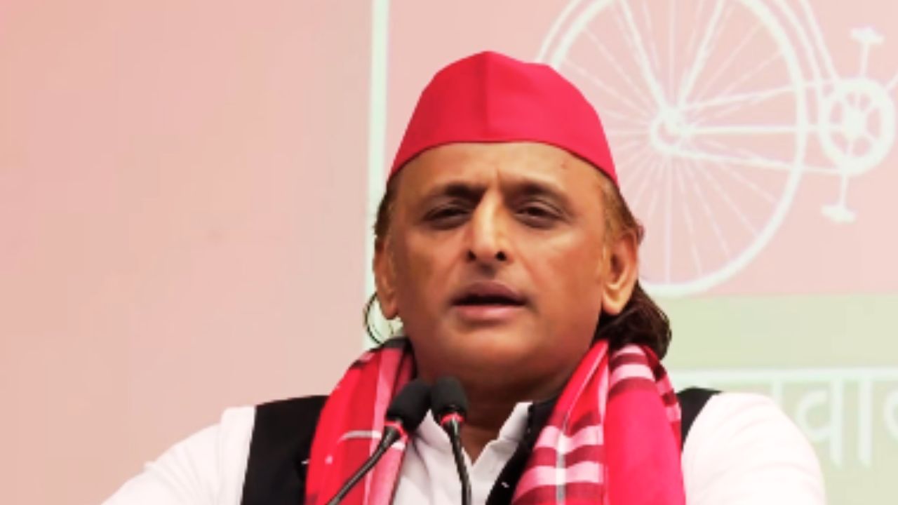 अखिलेश यादव किसानों, खाद-डीएपी संकट और मक्का खरीद को लेकर सरकार पर आरोप लगाते हुए