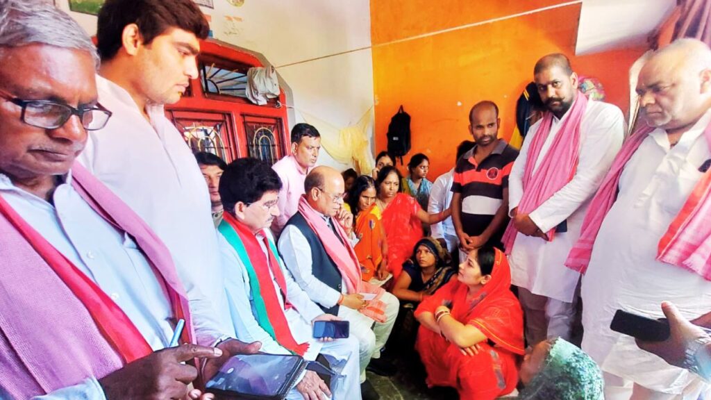 देवरिया में राजू विश्वकर्मा हत्याकांड के बाद पीड़ित परिवार से मिलते समाजवादी पार्टी के नेता रामआसरे विश्वकर्मा