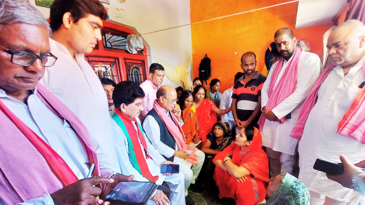 देवरिया में राजू विश्वकर्मा हत्याकांड के बाद पीड़ित परिवार से मिलते समाजवादी पार्टी के नेता रामआसरे विश्वकर्मा