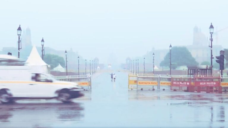 दिल्ली-एनसीआर में बारिश के बीच सड़क पर वाहन चलते हुए, जबकि कर्नाटक, अरुणाचल प्रदेश और उत्तराखंड में भारी वर्षा, बाढ़ और भूस्खलन का सांकेतिक दृश्य