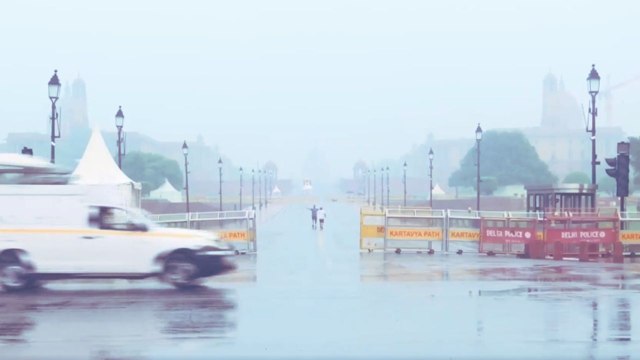 दिल्ली-एनसीआर में बारिश के बीच सड़क पर वाहन चलते हुए, जबकि कर्नाटक, अरुणाचल प्रदेश और उत्तराखंड में भारी वर्षा, बाढ़ और भूस्खलन का सांकेतिक दृश्य
