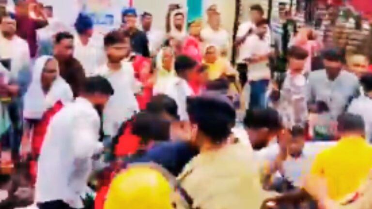 मेरठ मामले पर स्वामी प्रसाद मौर्य का हमला, बोले- प्रदर्शनकारियों के अधिकारों की रक्षा सरकार की जिम्मेदारी मेरठ मामले पर स्वामी प्रसाद मौर्य ने दलित समाज की बेटी को न्याय और निष्पक्ष जांच की मांग की
