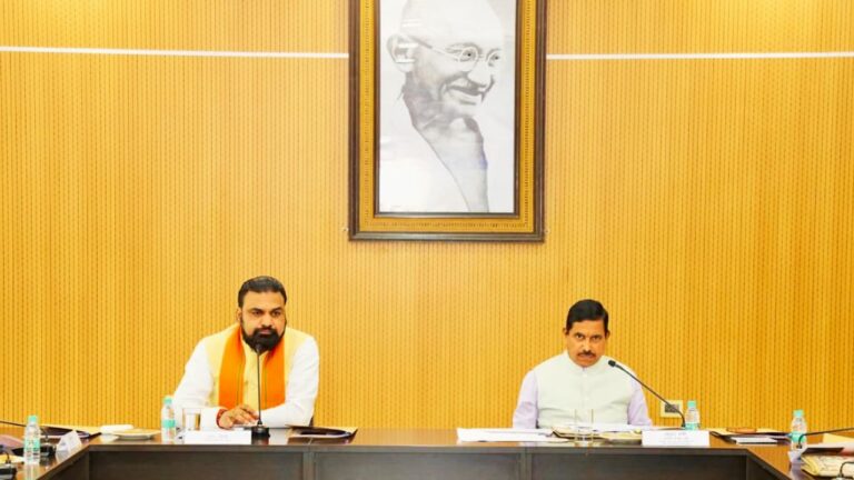 पटना में नवीकरणीय ऊर्जा परियोजनाओं की समीक्षा बैठक में मुख्यमंत्री सम्राट चौधरी और केंद्रीय मंत्री प्रह्लाद जोशी