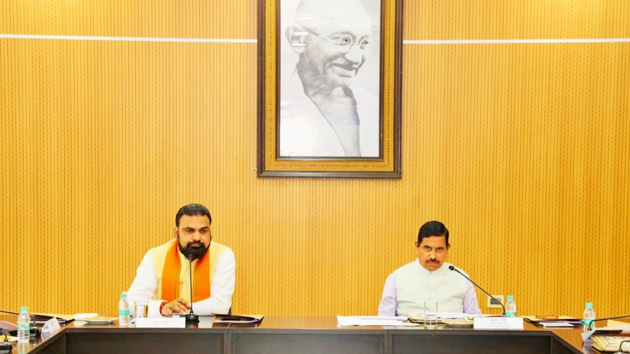 पटना में नवीकरणीय ऊर्जा परियोजनाओं की समीक्षा बैठक में मुख्यमंत्री सम्राट चौधरी और केंद्रीय मंत्री प्रह्लाद जोशी
