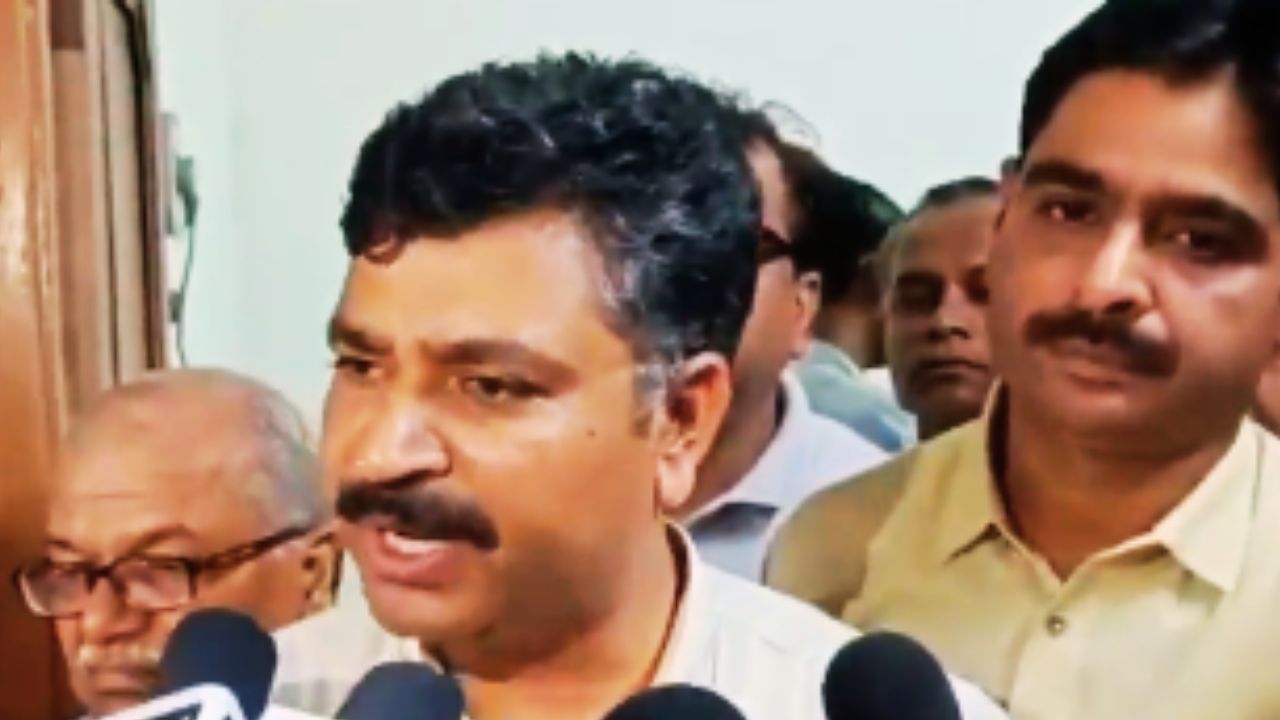 होम तीसरा पक्ष अलवर में पीड़ित परिवार से मुलाकात करते कांग्रेस नेता टीकाराम जूली, कानून व्यवस्था पर सरकार को घेरते हुए