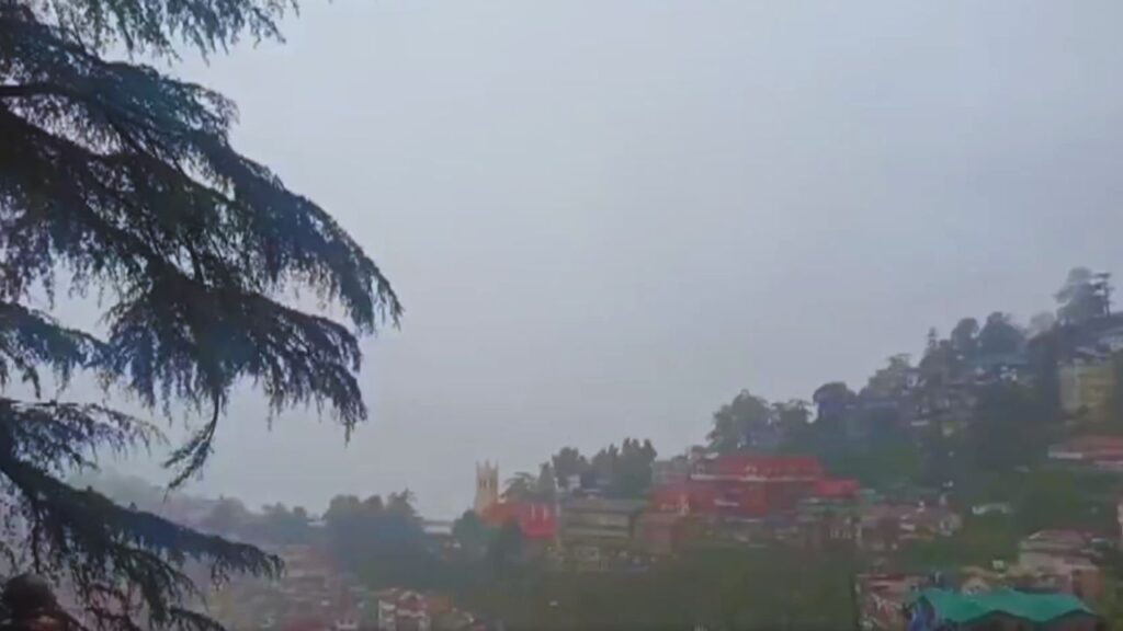 होम तीसरा पक्ष हिमाचल प्रदेश में भारी बारिश के बाद भूस्खलन से प्रभावित सड़क और बारिश के बीच राहत कार्य