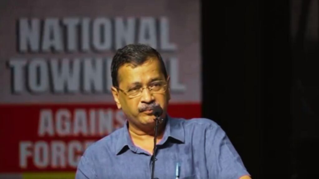 दिल्ली की जनसभा में Ethanol नीति पर केंद्र सरकार को निशाने पर लेते हुए संबोधित करते AAP प्रमुख अरविंद केजरीवाल.