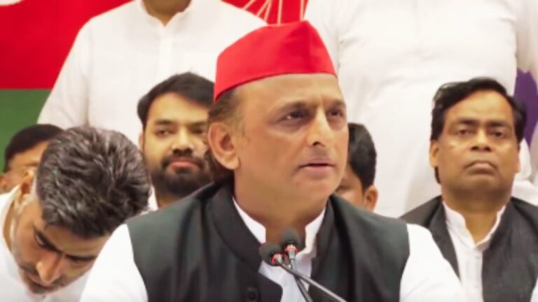 अखिलेश यादव महिलाओं की सुरक्षा और बेटी बचाओ, बेटी पढ़ाओ अभियान पर सरकार की आलोचना करते हुए.