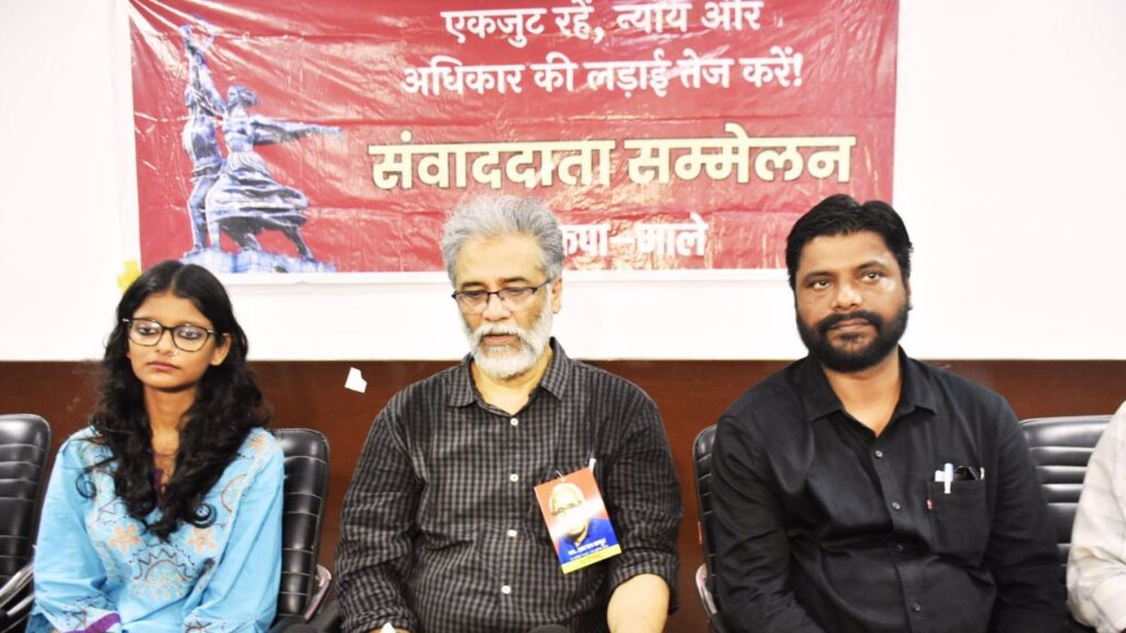 होम तीसरा पक्ष पटना में प्रेस वार्ता के दौरान शिक्षा आंदोलन, पेपर लीक और छात्र अधिकारों पर बोलते भाकपा (माले) महासचिव दीपंकर भट्टाचार्य.