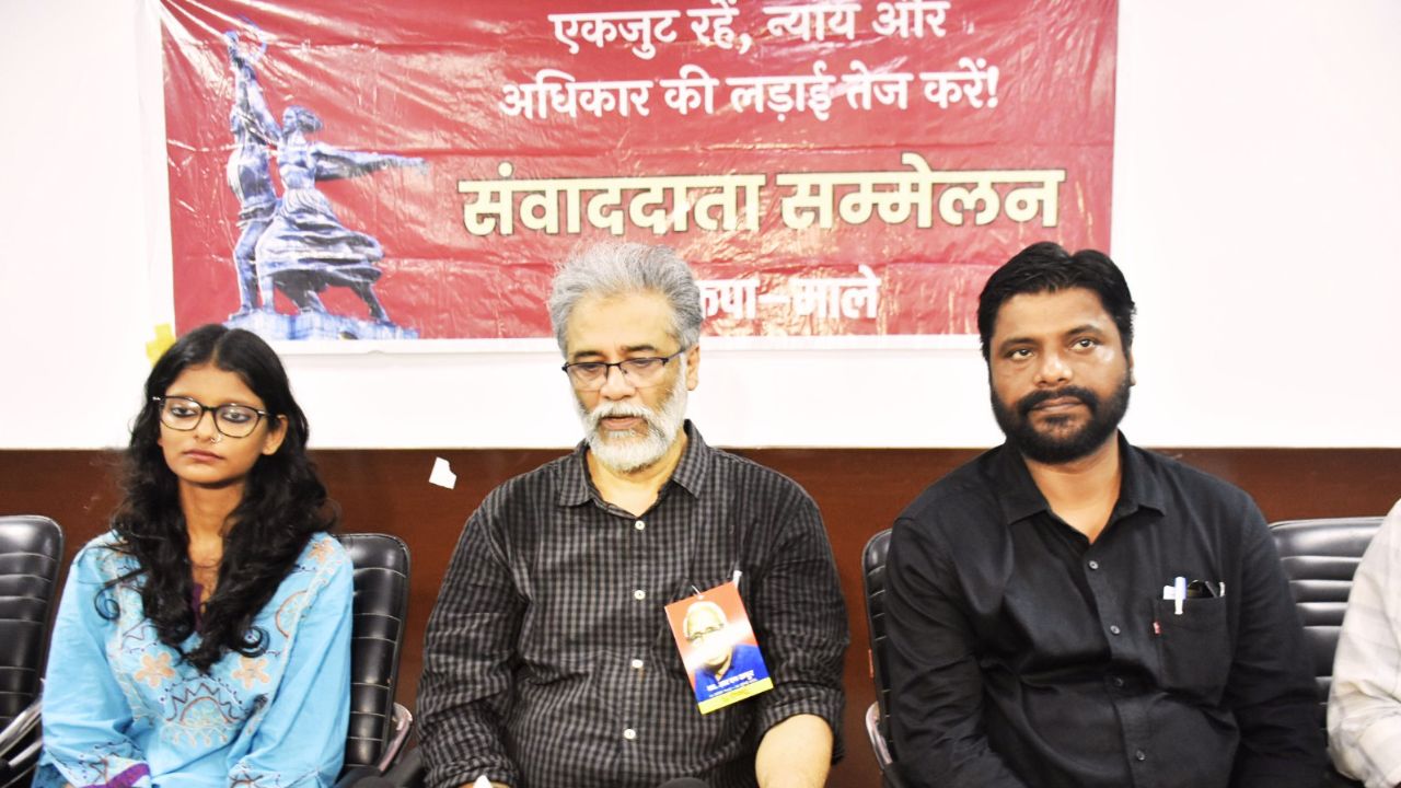 होम तीसरा पक्ष पटना में प्रेस वार्ता के दौरान शिक्षा आंदोलन, पेपर लीक और छात्र अधिकारों पर बोलते भाकपा (माले) महासचिव दीपंकर भट्टाचार्य.