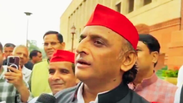 बांकीपुर हार पर अखिलेश यादव का तंज: बोले- बीजेपी को 12 साल का मिला रिटर्न गिफ्ट, जानिए पूरा मामला बांकीपुर उपचुनाव के नतीजों पर प्रतिक्रिया देते समाजवादी पार्टी प्रमुख अखिलेश यादव, पृष्ठभूमि में चुनाव परिणाम से जुड़ा ग्राफिक.