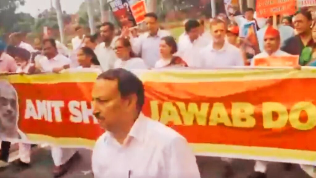 संसद परिसर में विपक्षी सांसद छात्रों पर कथित बल प्रयोग और चढ़ावा विवाद को लेकर प्रदर्शन करते हुए.