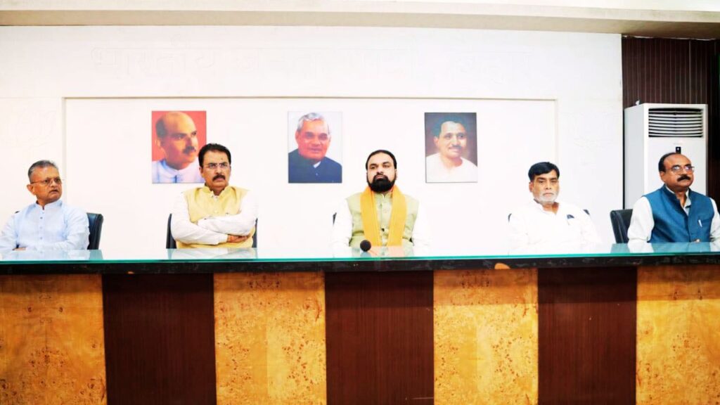 पटना में भाजपा की संगठनात्मक बैठक को संबोधित करते मुख्यमंत्री सम्राट चौधरी और प्रदेश अध्यक्ष संजय सरावगी
