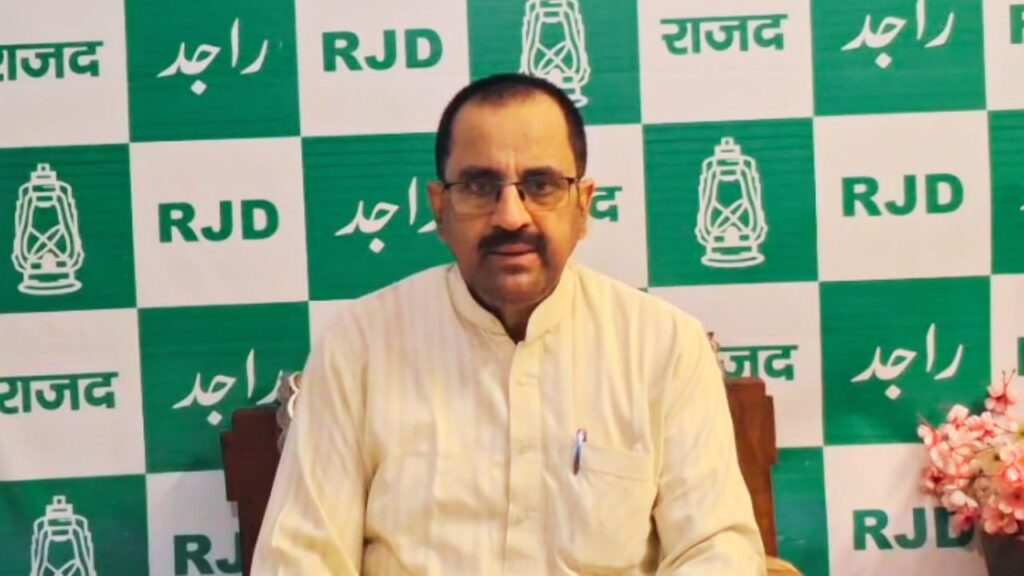 मदरसा विवाद पर प्रेस बयान जारी करते RJD प्रवक्ता एजाज अहमद