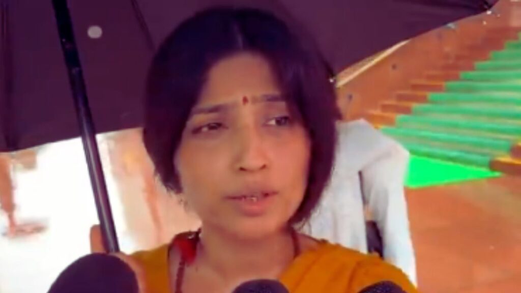 होम तीसरा पक्ष डिम्पल यादव संसद परिसर में मीडिया से बातचीत करते हुए
