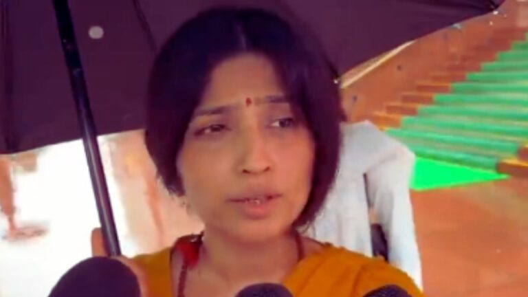 डिम्पल यादव का भाजपा पर निशाना: लोकतंत्र, शिक्षा और छात्रों के मुद्दे पर सरकार को घेरा डिम्पल यादव संसद परिसर में मीडिया से बातचीत करते हुए