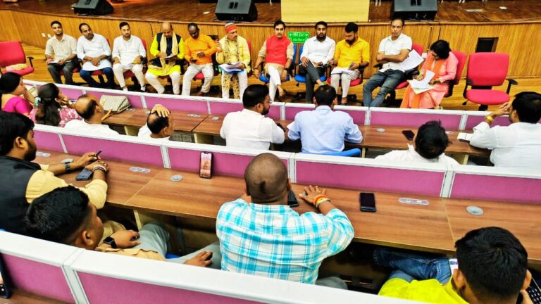 गुरु रविदास जयंती वर्ष: 7 अगस्त से शुरू होगा भाजपा का समरसता संकल्प अभियान पटना के ज्ञान भवन में गुरु रविदास जी के 650वें जयंती वर्ष पर आयोजित समरसता संकल्प अभियान की तैयारियों के दौरान भाजपा नेताओं की बैठक