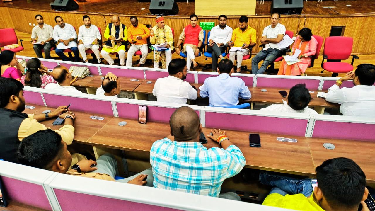 होम तीसरा पक्ष पटना के ज्ञान भवन में गुरु रविदास जी के 650वें जयंती वर्ष पर आयोजित समरसता संकल्प अभियान की तैयारियों के दौरान भाजपा नेताओं की बैठक