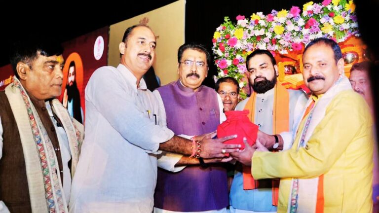 समरसता संकल्प अभियान का शुभारंभ: मुख्यमंत्री सम्राट चौधरी ने 52 जिलाध्यक्षों को सौंपे पवित्र कलश पटना के ज्ञान भवन में मुख्यमंत्री सम्राट चौधरी और भाजपा प्रदेश अध्यक्ष संजय सरावगी 52 जिलाध्यक्षों को गुरु रविदास की जन्मस्थली की पावन मिट्टी से भरे कलश सौंपते हुए,