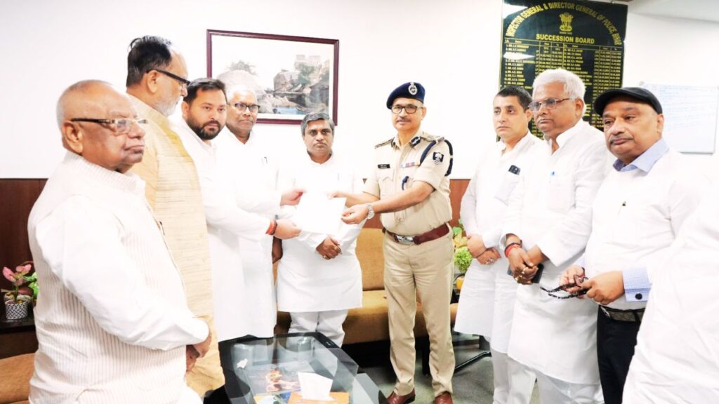 DGP को ज्ञापन सौंपने के बाद मीडिया से बातचीत करते नेता प्रतिपक्ष तेजस्वी यादव.
