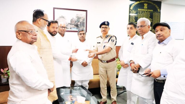 पेपर लीक विरोध प्रदर्शन पर तेजस्वी यादव ने DGP को सौंपा ज्ञापन, निष्पक्ष जांच की मांग DGP को ज्ञापन सौंपने के बाद मीडिया से बातचीत करते नेता प्रतिपक्ष तेजस्वी यादव.