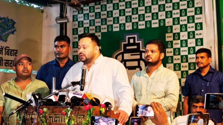 तेजस्वी यादव ने दशरथ मांझी को किया नमन, भारत रत्न की मांग पटना में दशरथ मांझी की पुण्यतिथि कार्यक्रम में तेजस्वी यादव और राजद नेता
