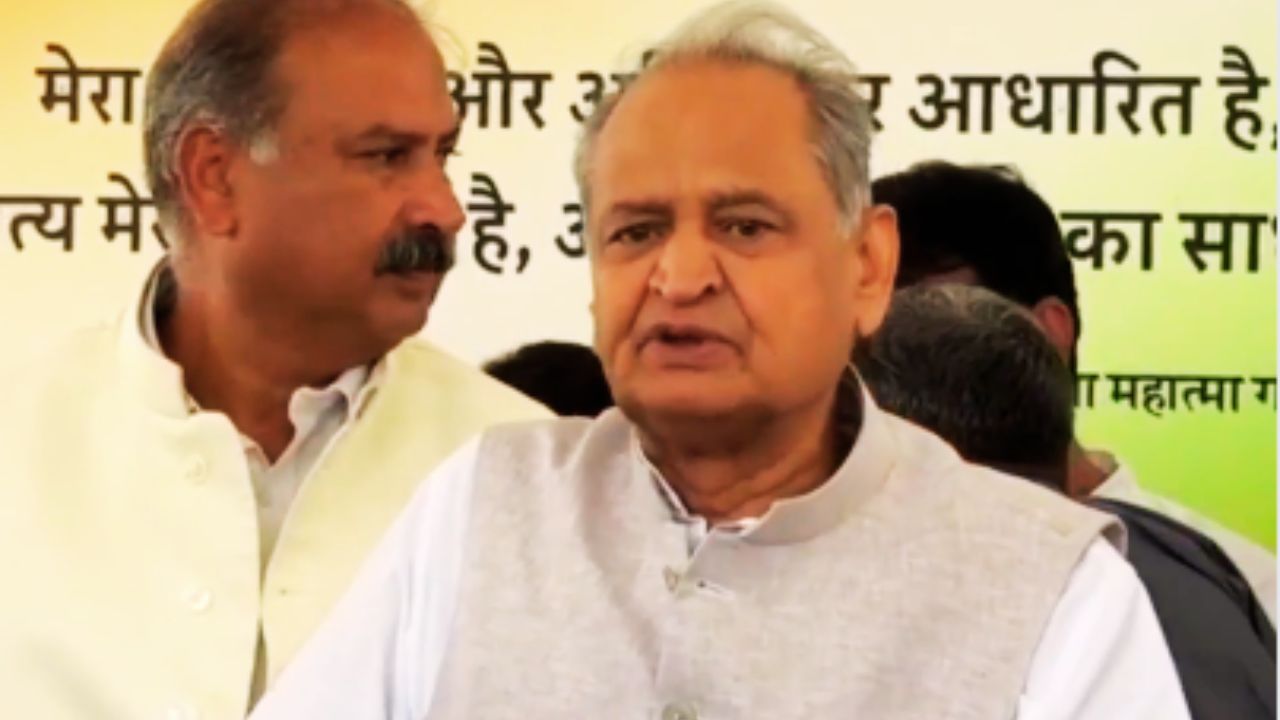 स्कूलों में फोटो-वीडियो रोकने के आदेश पर बयान देते अशोक गहलोत