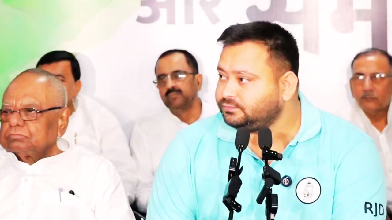 तेजस्वी यादव छात्र आंदोलन और AK-47 फायरिंग को लेकर प्रेस कॉन्फ्रेंस करते हुए
