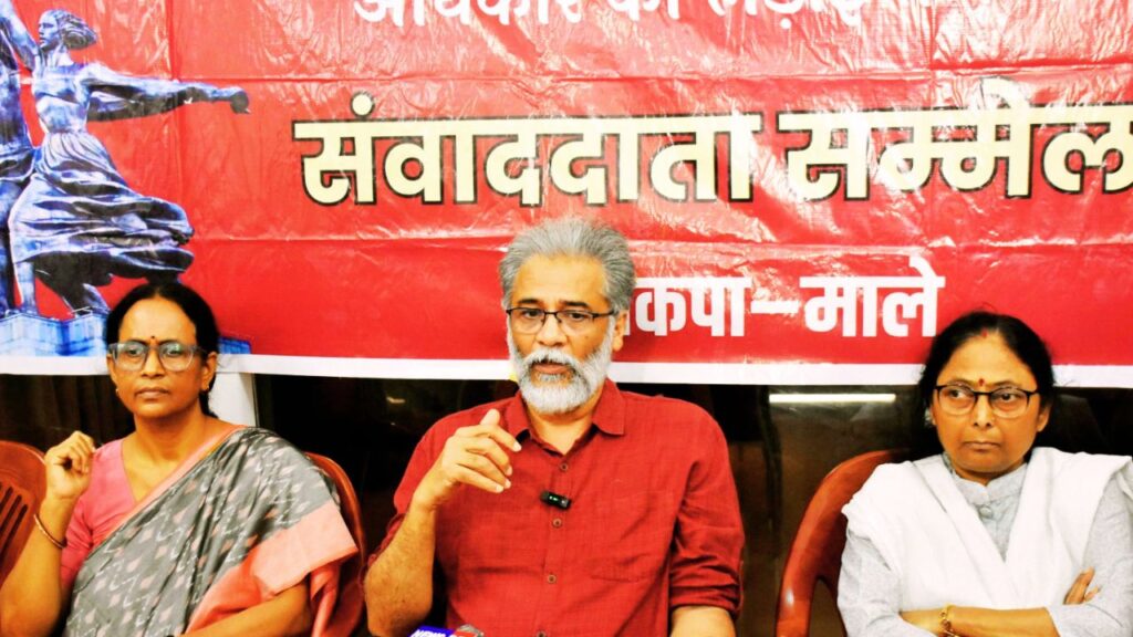पटना में संवाददाता सम्मेलन के दौरान दीपांकर भट्टाचार्य