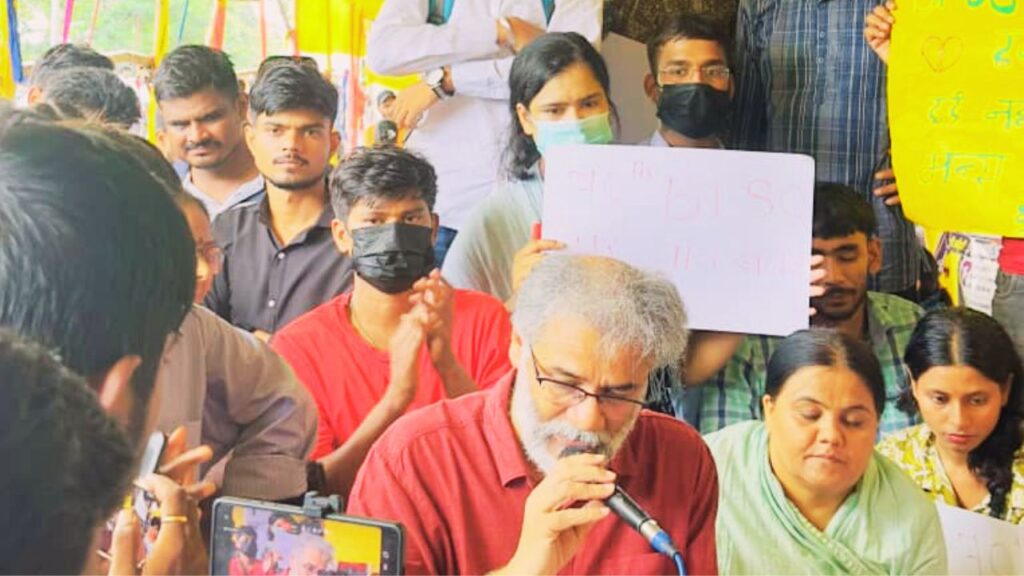 होम तीसरा पक्ष गर्दनीबाग धरनास्थल पर आंदोलनकारी छात्रों से मुलाकात करते दीपंकर भट्टाचार्य
