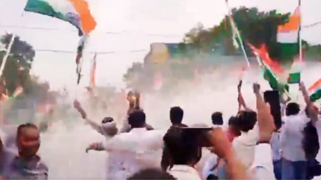 तेजस्वी यादव के नेतृत्व में राजभवन मार्च के दौरान प्रदर्शन करते RJD नेता और कार्यकर्ता