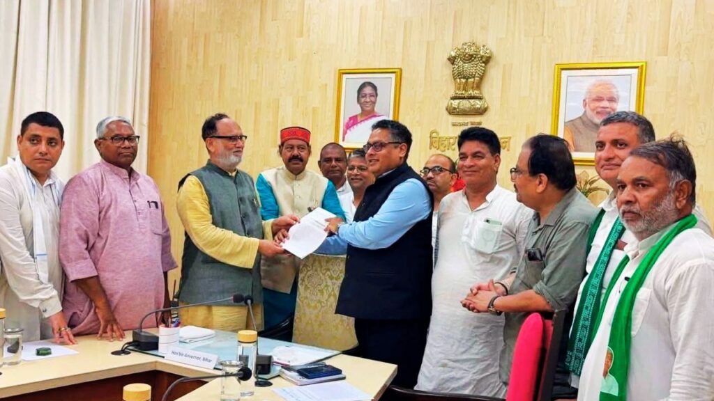 राजद नेताओं ने छात्रों के मुद्दों को लेकर राज्यपाल के प्रधान सचिव को ज्ञापन सौंपा